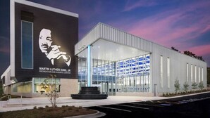 Un bâtiment moderne orné d’une grande fresque représentant Martin Luther King Jr. et portant l’inscription « Centre de loisirs et aquatique Martin Luther King Jr. ».