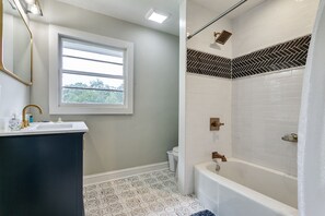 Secadora de cabello, toallas, jabón, shampoo 