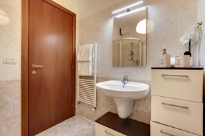 Douche, sĂšche-cheveux, serviettes fournies