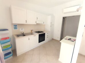 Réfrigérateur, four, lave-vaisselle, grille-pain