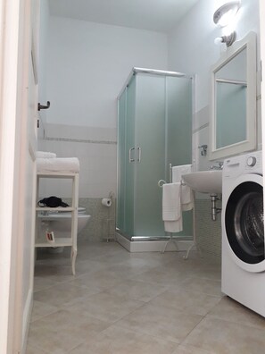 Douche, sèche-cheveux