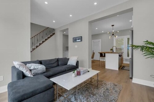 Modern Cozy Entire Townhome 3 Bedrooms 2 Parking