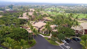 A residential area with houses, a curved driveway, and parked cars. - Waikoloa | Family Hawaii Vacation | Pool + Golf | 2BR (Waikoloa Village)