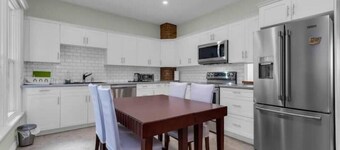 Cheerful Entire Townhome 3 Bedrooms 2 Parking