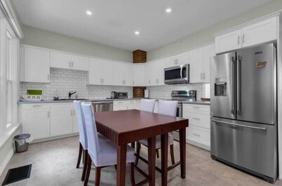 Cheerful Entire Townhome 3 Bedrooms 2 Parking