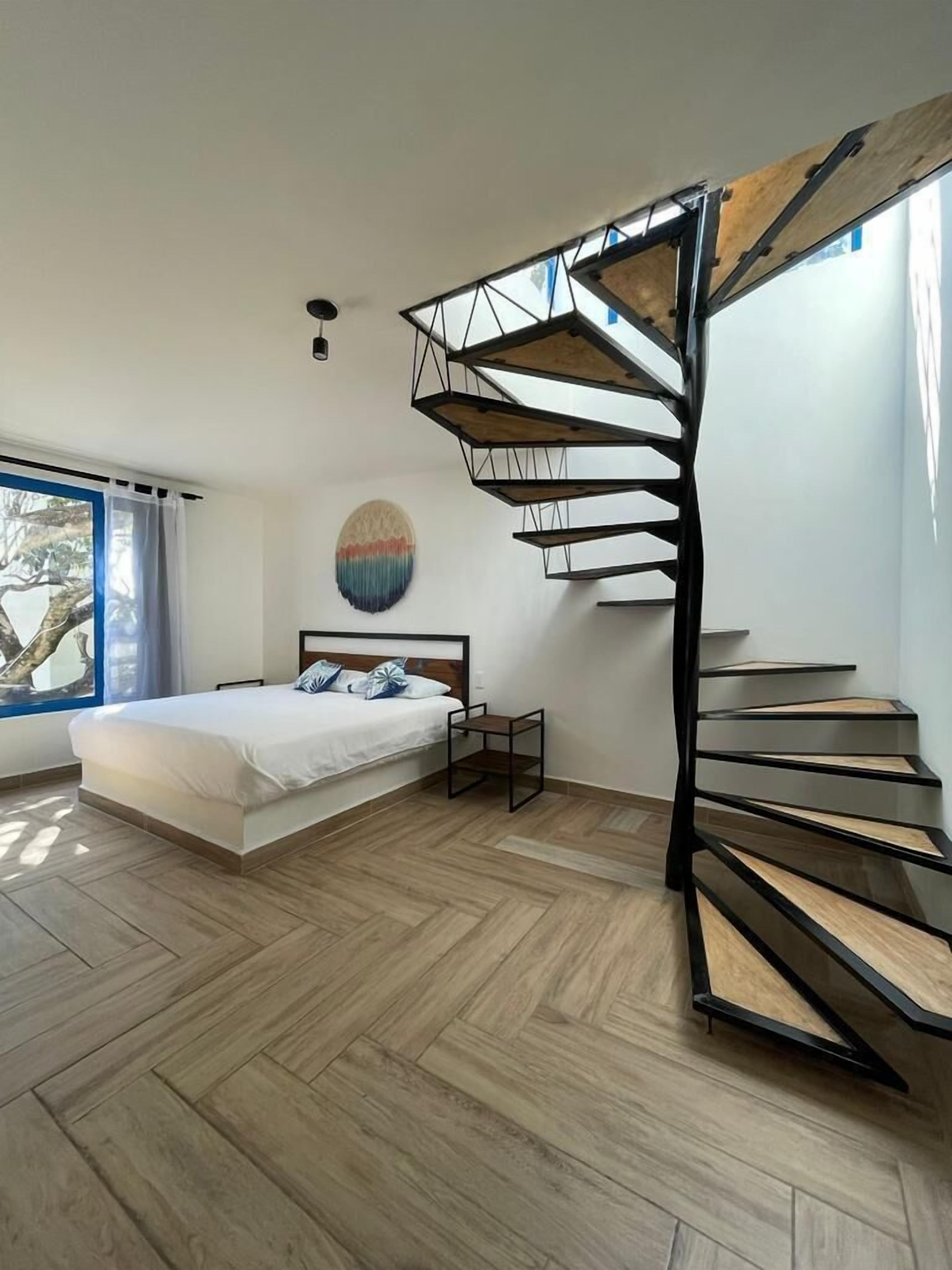 Junior Suite con Jacuzzi, Terraza y vista al Tepozteco | Decoración personalizada, escritorio, cortinas blackout y wifi gratis 