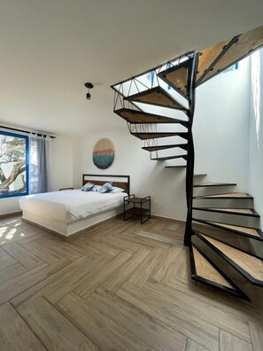 Decoración personalizada, escritorio, cortinas blackout y wifi gratis 