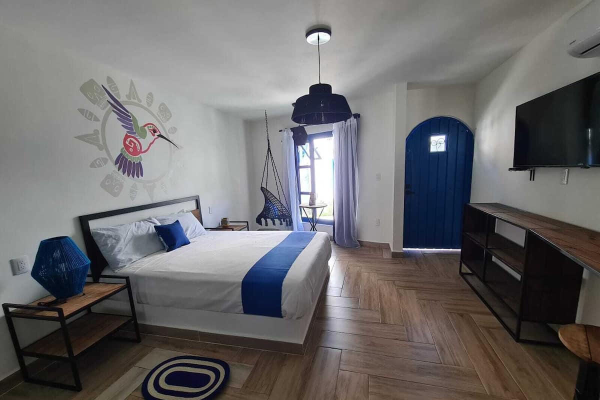 1 habitación, decoración personalizada, escritorio y cortinas blackout