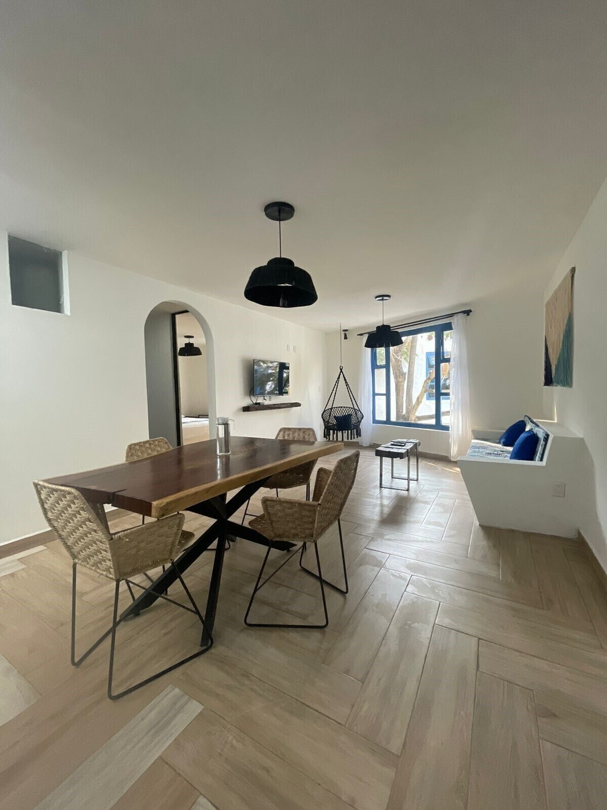 Master Suite de 2 habitaciones, con jacuzzi y con vista al Tepozteco | Área de sala de estar | Televisión de pantalla plana de 42 pulgadas con canales vía satélite 