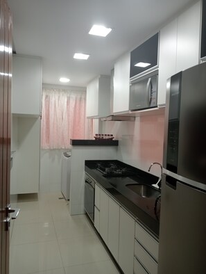 Fridge, microwave, oven, stovetop - Confortável Apartamento (Setor Bela Vista Goiânia)