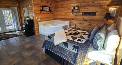 Cabin-style private suite: king bed, jetted tub, kitchenette, Wi-Fi & private patio—near Beaver Lake & Eureka Springs.