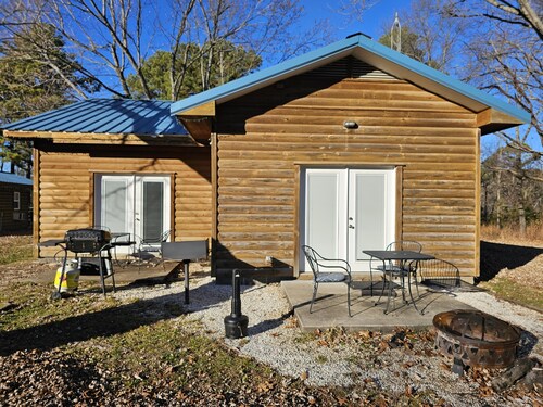 Honey Bear Haven 3, NATURAL SETTING, KING BED, 2 PERSON JETTED TUB, FULL KITCHEN, WIFI, TV WITH DVR