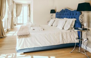 3 chambres, coffres-forts dans les chambres, lit parapluie