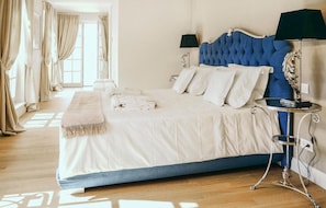 3 chambres, coffres-forts dans les chambres, lit parapluie