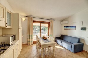 TV - Three-room apartment with 6 beds, approximately 51 m2, living room with kitchenette, double sofa bed, double bedroom, cetra with two single beds, bathroom with shower cubicle. <br>Arranged in a horseshoe shape around the swimming pool, they have an indep (Badesi)