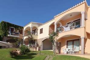 Exterior - Three-room apartment sea view with 6 beds, approximately 51 m2, living room with kitchenette, double sofa bed, double bedroom, cetra with two single beds, bathroom with shower cubicle. <br>Arranged in a horseshoe shape around the swimming pool, they have (Badesi)