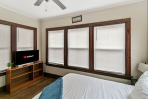 3 bedrooms, desk, iron/ironing board, travel crib