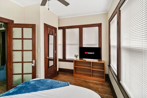 3 quartos, escrivaninha, ferros/tábuas de passar roupa, berço de viagem