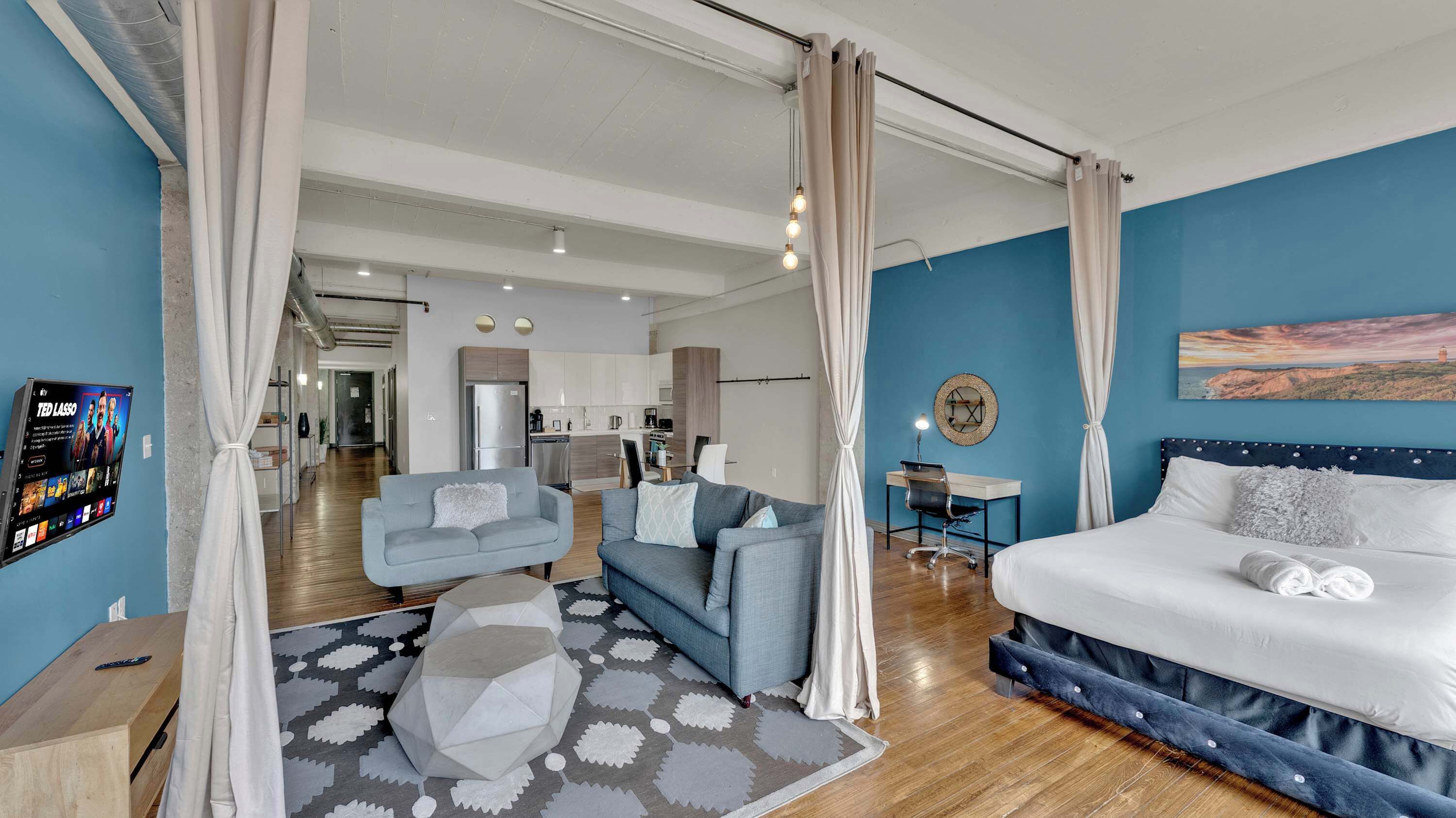 2 habitaciones, escritorio y tabla de planchar con plancha 