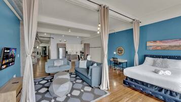 2 habitaciones, escritorio y tabla de planchar con plancha