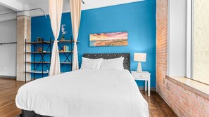 2 bedrooms, desk, iron/ironing board, travel crib - Skyline 2BR Loft with Free Breakfast and Valet (Dallas)