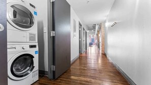 Interior - Amyfinehouse | Free Breakfast + Valet + Gym + Pool (Dallas)