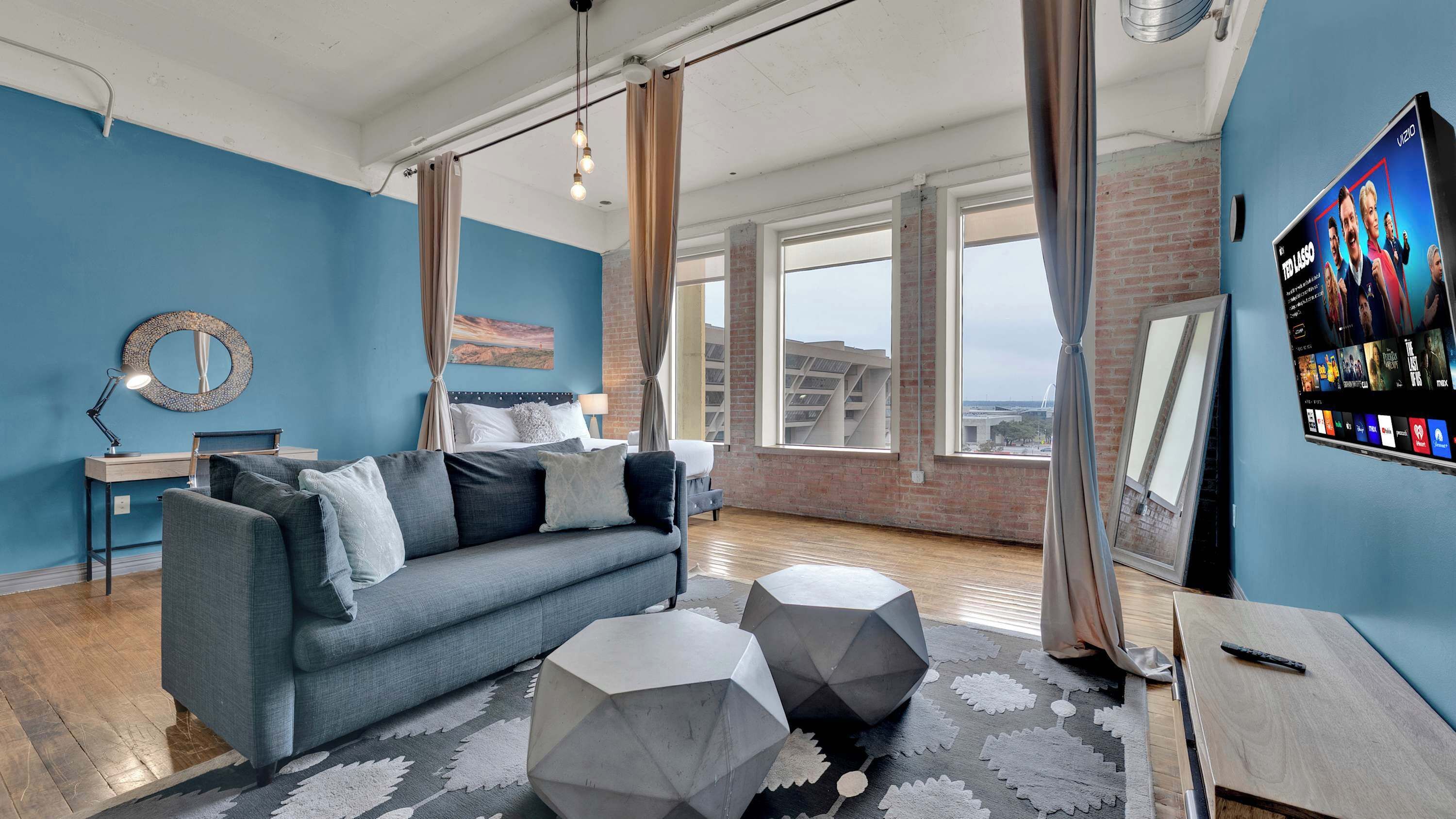 Televisión y oficina 