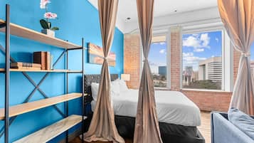 2 habitaciones, escritorio y tabla de planchar con plancha