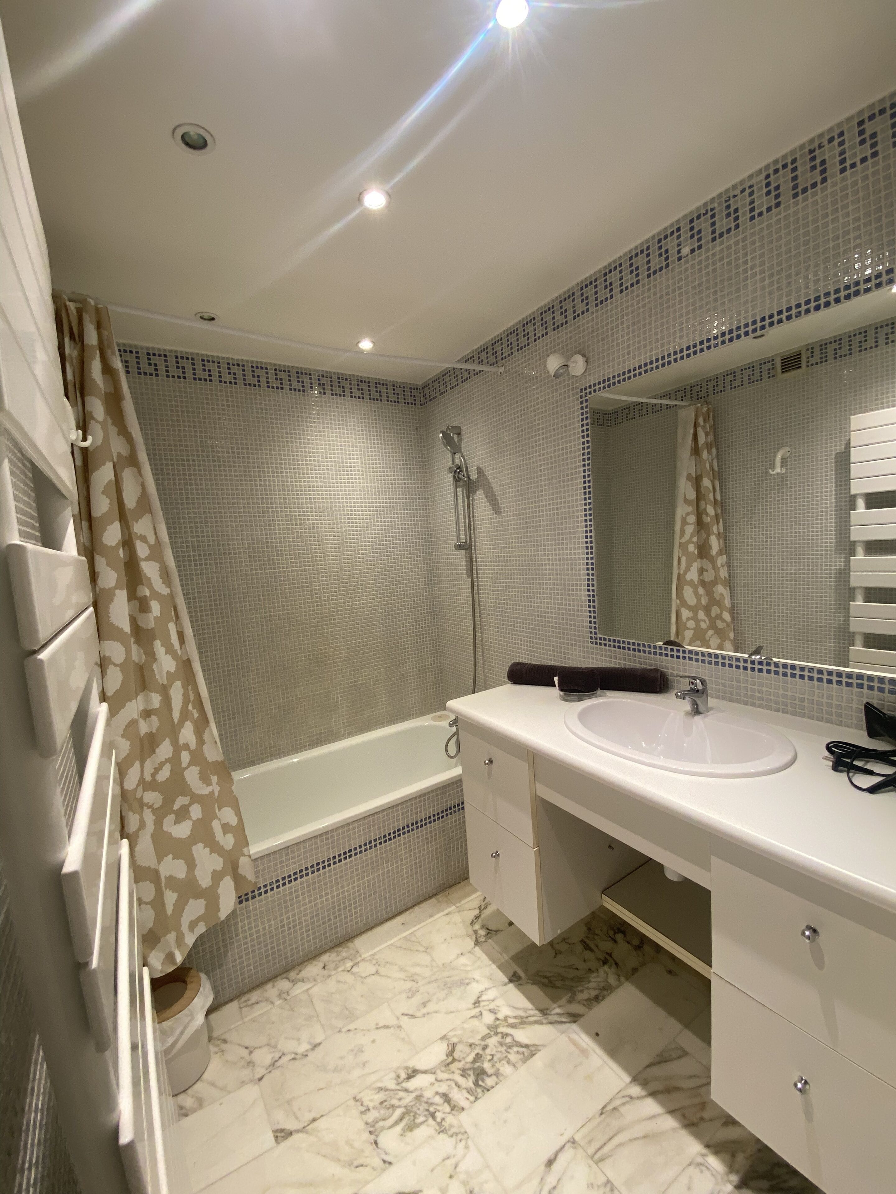 Douche, sèche-cheveux, serviettes fournies, savon