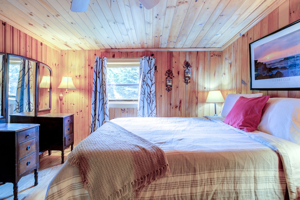 Cozy Stone Cottage at Lake James and Linville Pet friendly