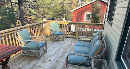 3 Bedroom Adirondack Cabin 400m From Lake, 10 min to Lake George, 20 to Saratoga