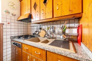 冷蔵庫、オーブン、コンロ、食器洗い機