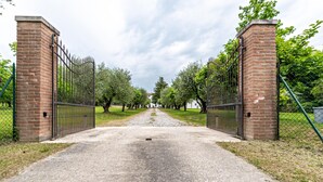 A gated driveway leading to a building with brick pillars and a metal gate. - Apartment "Agriturismo Colombare Teboi Trilo" with Mountain View, Shared Pool & Wi-Fi (Lazise)