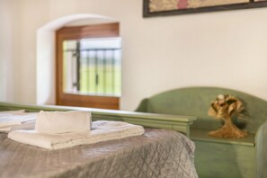 Interior - Apartment "Agriturismo Colombare Teboi Bilo" with Mountain View, Shared Pool & Wi-Fi (Lazise)