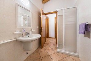 Dusche, Haartrockner, Handtücher