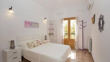 4 slaapkamers, een strijkplank/strijkijzer, gratis wifi, beddengoed