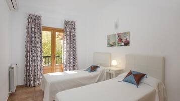 4 bedrooms, iron/ironing board, free WiFi, bed sheets