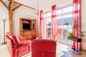 Televisie, een dvd-speler en een stereo