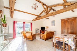 Televisión, reproductor de DVD, estéreo