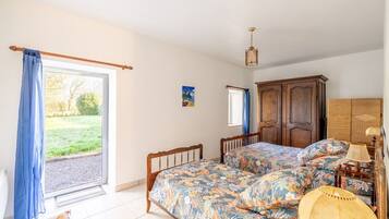 2 bedrooms, iron/ironing board, free WiFi, wheelchair access