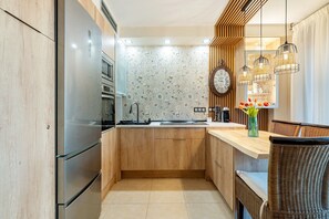 Kühlschrank, Mikrowelle, Ofen, Herdplatte