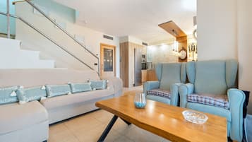 Een televisie en een stereo