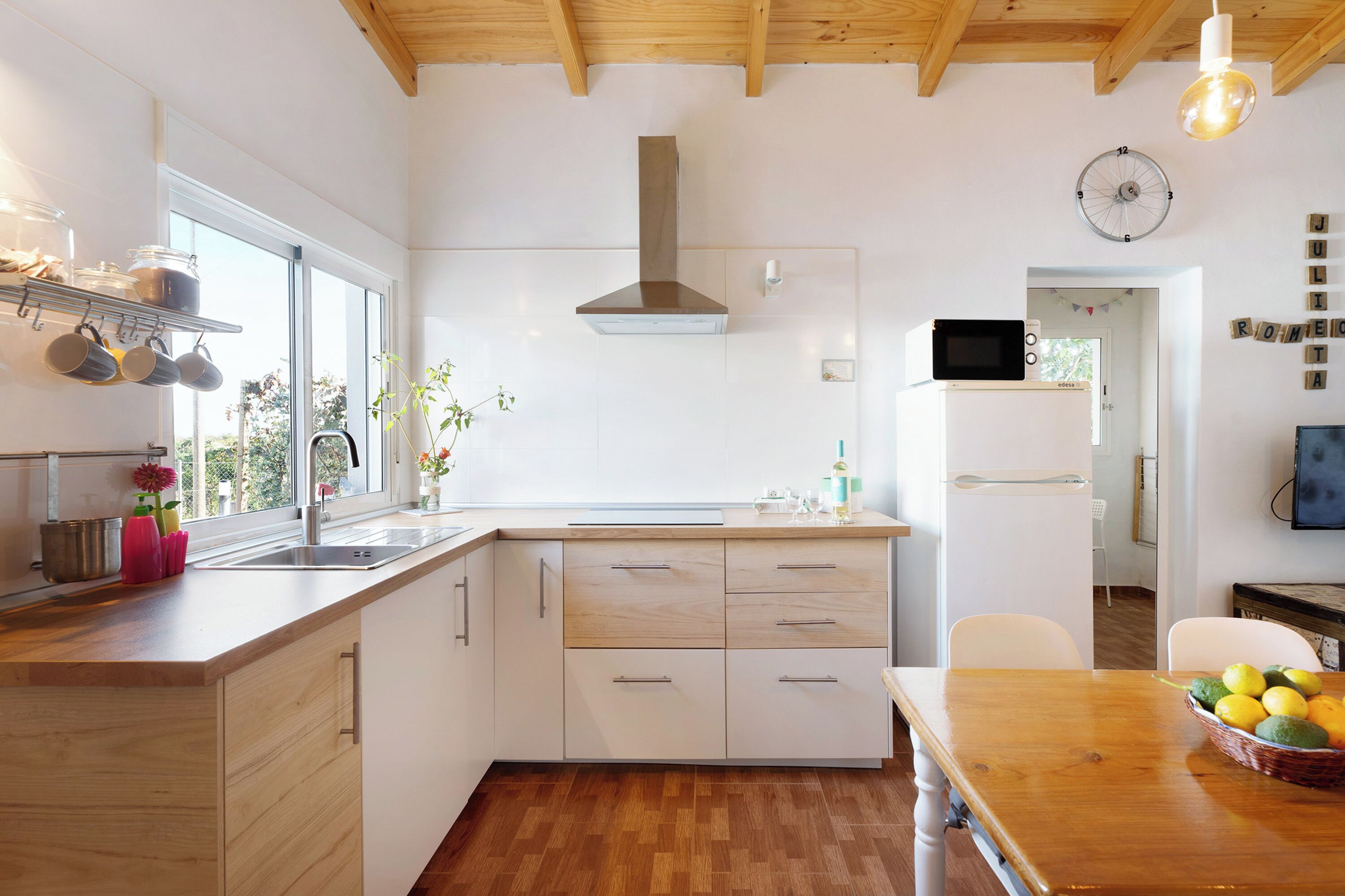 Geladeira, micro-ondas, cooktop, cafeteira/chaleira