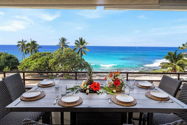 Outdoor dining - 🏖️End Unit Oceanview Condo | Pool | Sauna & Tennis! (Kailua Kona)