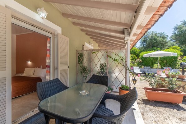 Outdoor dining - Apartment 'Amalia Ena' with Mountain View, Wi-Fi and Air Conditioning (Corfu)
