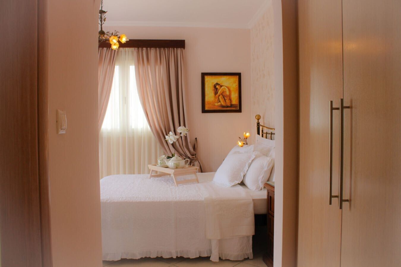 Una camera da letto con un letto, un comodino con una lampada, un quadro appeso e un armadio.