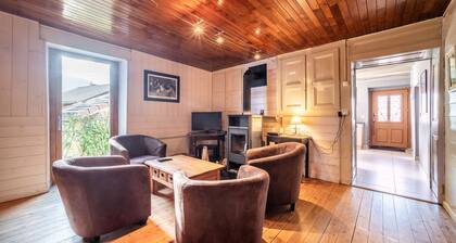 Chalet „Authentique En Vallée Verte“ mit Bergblick, gemeinsamer Terrasse und WLAN