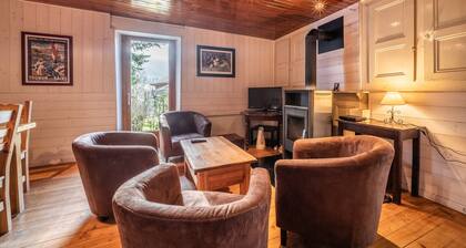 Chalet 'Authentique En Vallée Verte' with Mountain View, Private Terrace and Wi-Fi