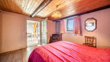 3 bedrooms, iron/ironing board, free WiFi