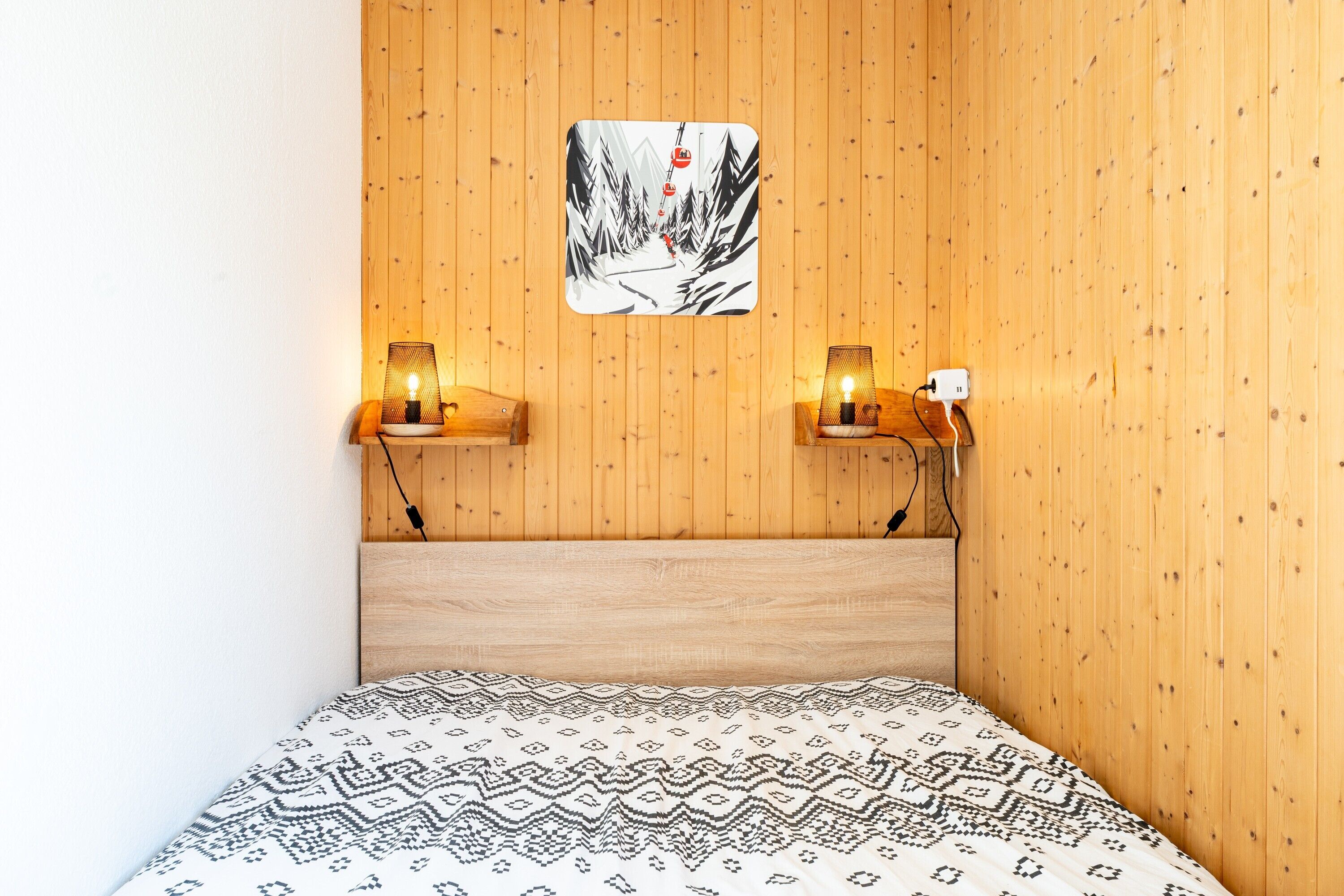 1 chambre, fer et planche à repasser